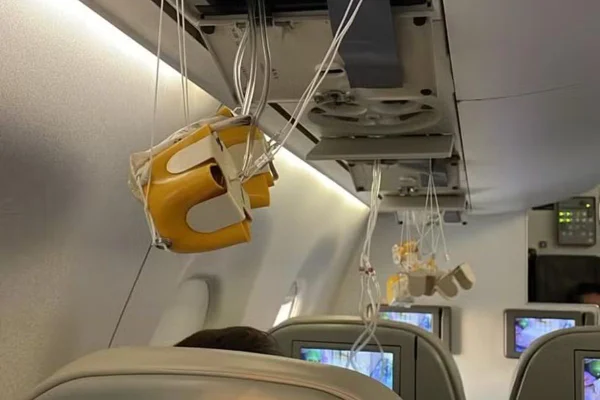 As máscaras de despressurização chegaram a cair do teto. O voo da Azul saiu de São Paulo às 6h15 desta segunda-feira e pousou às 6h59 no Rio - Metrópoles