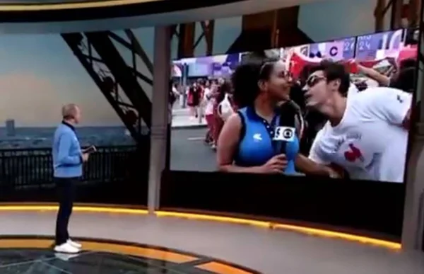foto colorida de homem tentando beijar repórter - metrópoles