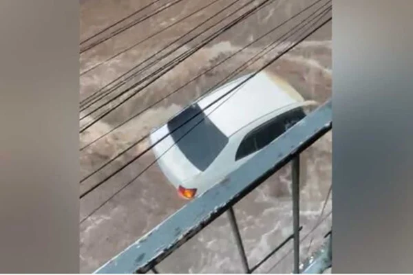 Carro é arrastado por correnteza