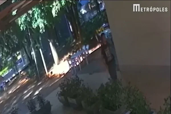 Moradora de rua é gravada em comércios da Asa Sul ameaçando pedestres e moradores. Ela foi encaminhada para manicômio - Metrópoles