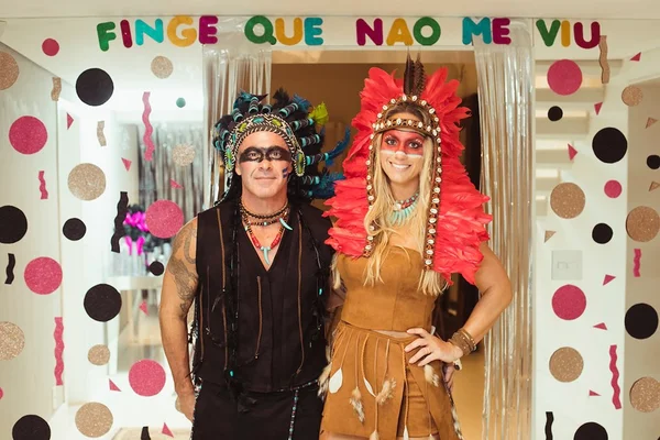 Bloco Finge Que Não Me Viu agita lar de Marcelo e Amanda de Luca