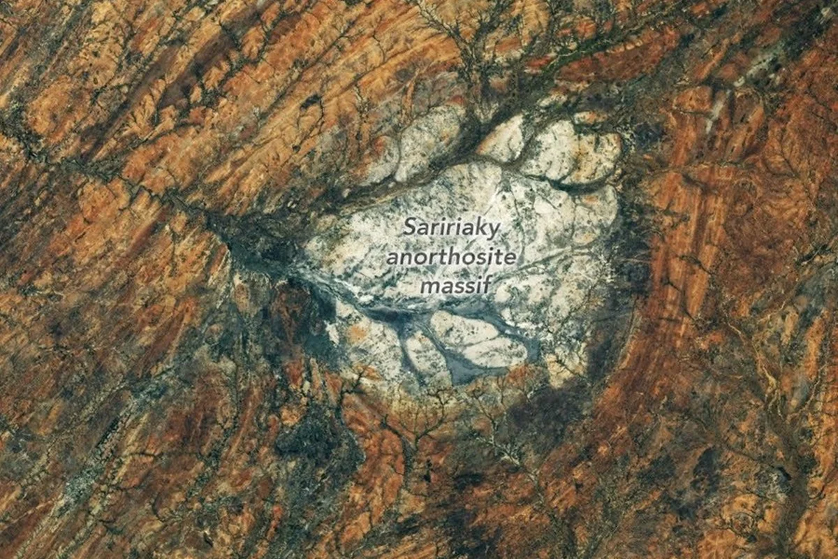 Nasa fotografa em Madagascar enorme formação de rocha semelhante à da Lua