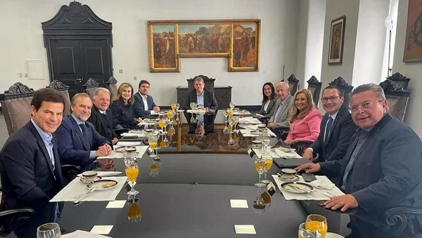 Mesa disposta com Tarcísio ao meio e deputados do PSDB nas laterais - Metrópoles