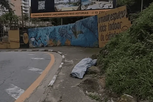 Imagem colorida de corpo encontrado em área de mata de avenida no Guarujá - Metrópoles