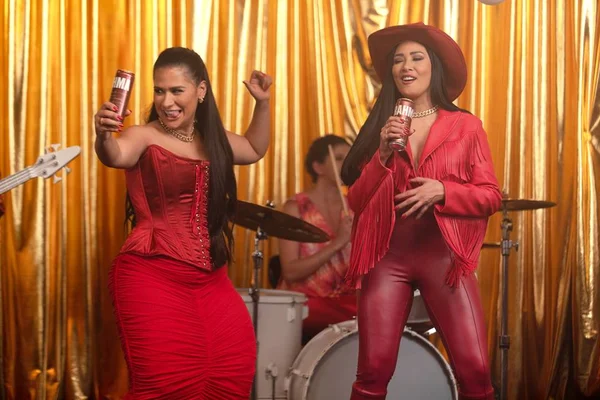 Simone e Simaria, no clipe de Baldinho