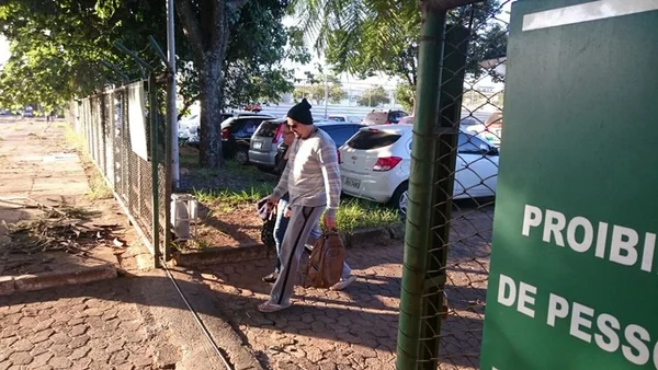 Mãe de Jéssica Leite pega, na 17ª DP, mochila da filha