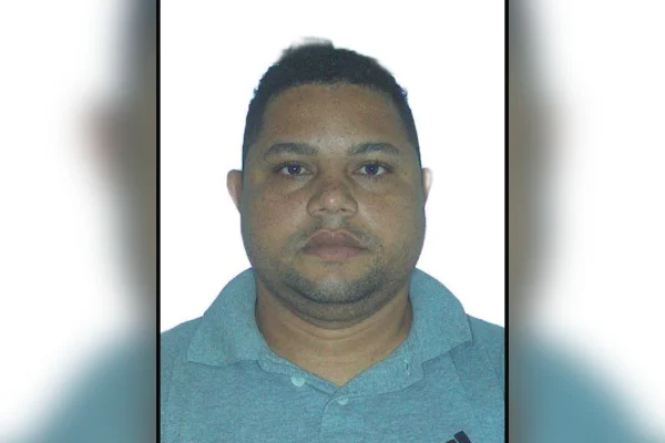 Homem com tornozeleira por crime sexual é flagrado estuprando cadela