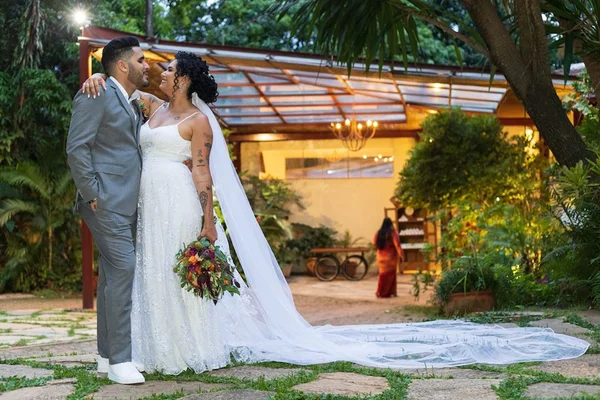 Thiago Santos e Giulia Roriz selam o amor em linda cerimônia intimista