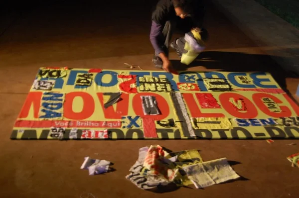 Professor transforma faixas de propaganda em arte e decoração junina