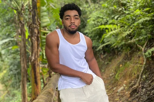 Conheça Rômulo Alves, jovem ator da novela Amor de Mãe e da série Dom