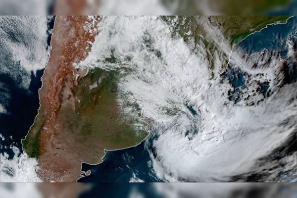 Ciclone extratropical gera fortes ventos e frio em RJ e SP