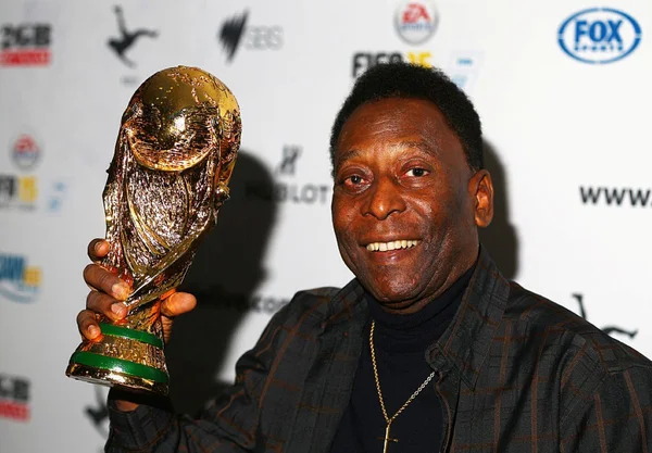 Pelé com a taça da Copa do Mundo