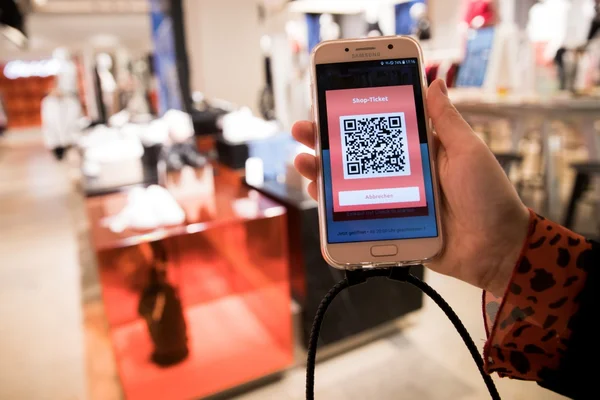 Mulher escaneia código para compra on-line