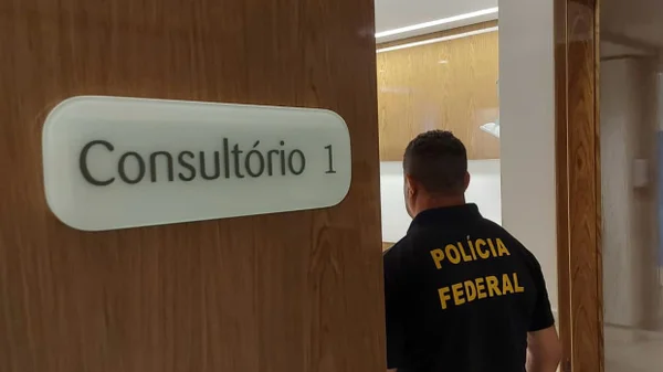 Hipócrates: ganhando até R$ 31 mil, médicos fraudam ponto em hospital
