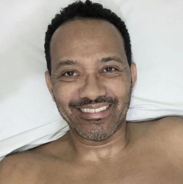 Cantor de pagode cai de varanda e é submetido a cirurgias