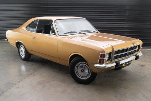 foto colorida de carro modelo opala na cor bege - metrópoles