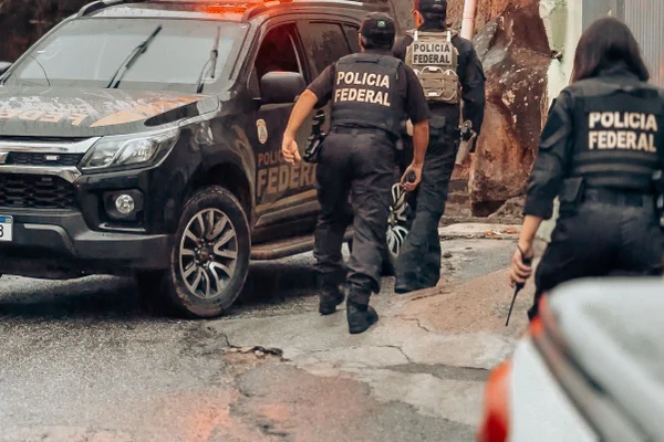 PF prende professor por estupro