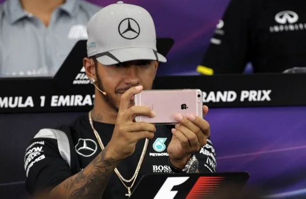 Criticado por postagem, Hamilton se nega a responder perguntas