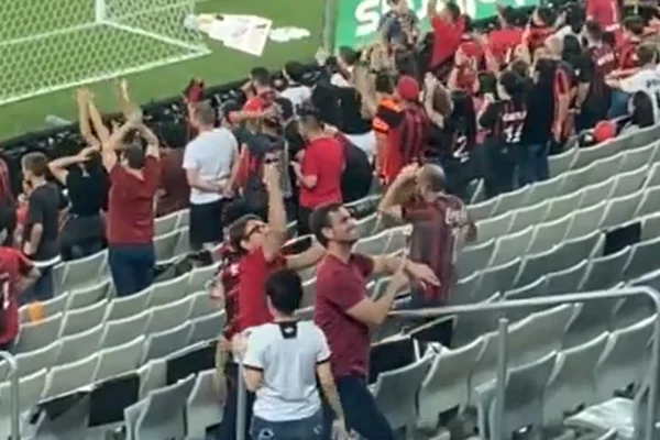 Torcedores fazem gestos racistas na final da Copa do Brasil