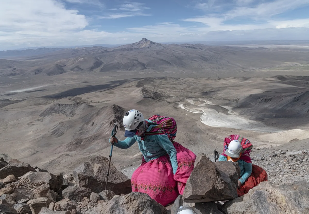 Mulheres indígenas aimarás conhecidas como "Cholitas Escaladoras Maya" escalam o Nevado Sajama, pico nevado mais alto da Bolívia Mulheres indígenas aimarás conhecidas como "Cholitas Escaladoras Maya" escalam o Nevado Sajama, pico nevado mais alto da Bolívia