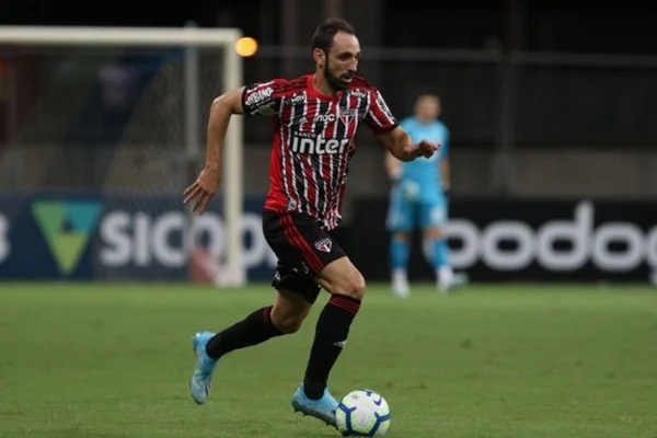Juanfran vai a campo, mas deve desfalcar o São Paulo no domingo