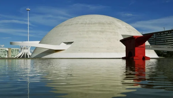 Artista de Brasília instala duas imensas bigornas no Museu Nacional