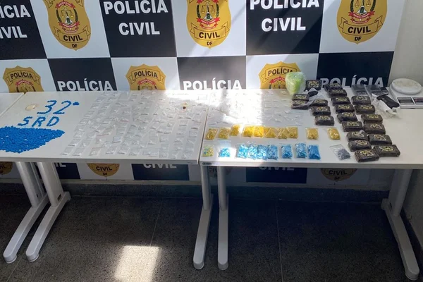 Mesa com drogas apreendidas pela PCDF