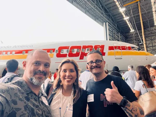 Na foto, está dois homens e uma mulher que representam a agência 11:11 e a Copa Airlines - Metrópoles