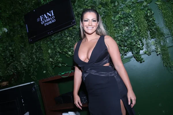 Fani posta vídeo vestindo biquíni de quando tinha 15 quilos a menos