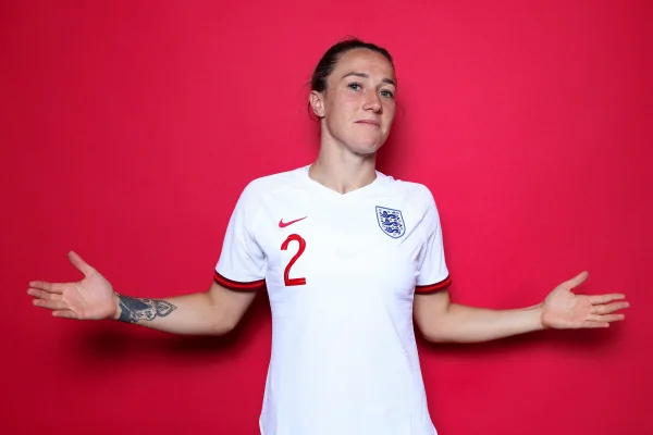 Inglesa Lucy Bronze é eleita a melhor jogadora do mundo pela Fifa