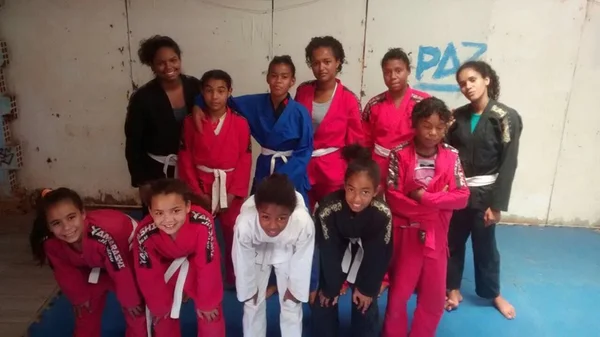 Meninas da Estrutural aprendem jiu-jitsu e empoderamento