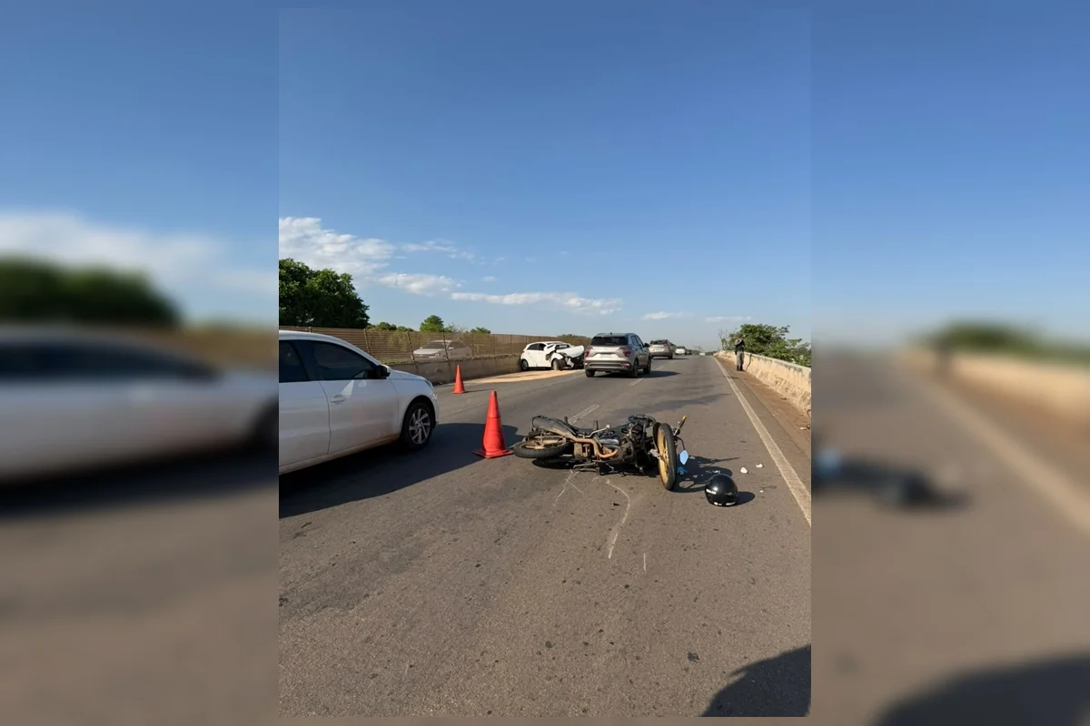 A passageira de uma das motos, que permaneceu sobre o viaduto, também recebeu atendimento dos bombeiros A passageira de uma das motos, que permaneceu sobre o viaduto, também recebeu atendimento dos bombeiros