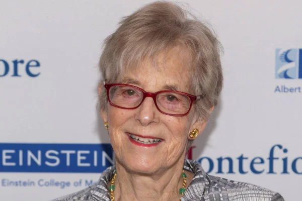 Foto colorida de Ruth Gottesman, ex-professora da Faculdade de Medicina Albert Einstein, no Bronx - Metrópoles