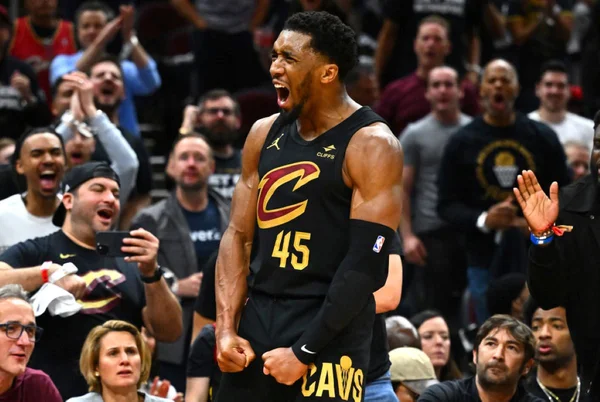 Donovan Mitchell #45 do Cleveland Cavaliers comemora vitória sobre o Orlando Magic no jogo 7 dos playoffs