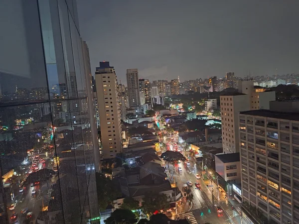 Imagem mostra vista noturna de cidade - Metrópoles