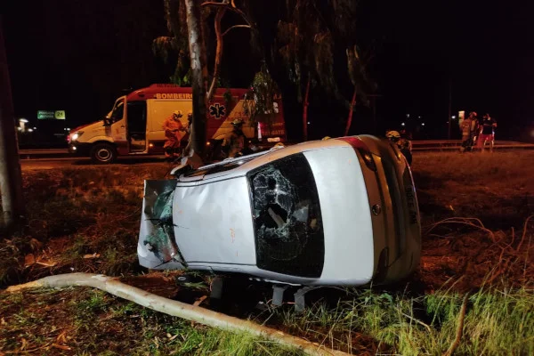 Após colisão, carro com cinco pessoas capota em rodovia do DF - destaque galeria Após colisão, carro com cinco pessoas capota em rodovia do DF - destaque galeria