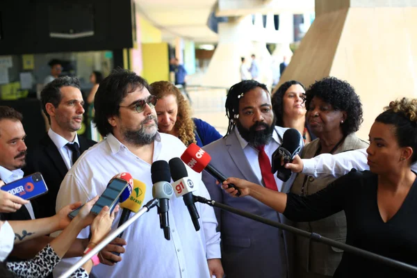 Eduardo Barata, presidente da Associação de Produtores de Teatro (APTR) dá entrevista coletiva rodeado de outros artistas e políticos na entrada do CCBB, onde se instalou o governo de transição - Metrópoles