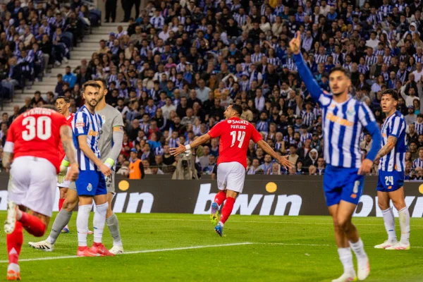 Foto colorida do jogo entre Porto e Benfica - Metrópoles