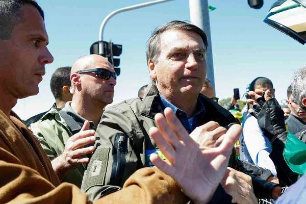Presidente Jair Bolsonaro em motociata com apoiadores do governo.