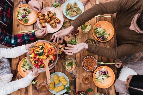 Crônica: Um jantar entre amigos ajuda uma família a aceitar um membro LGBT