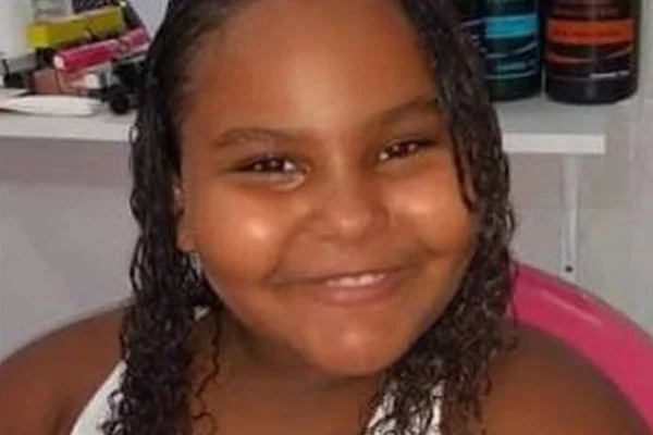 Corpo de menina baleada em sofá de casa é enterrado no RJ