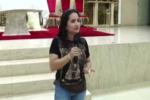 Foto de uma mulher em pregação na Igreja