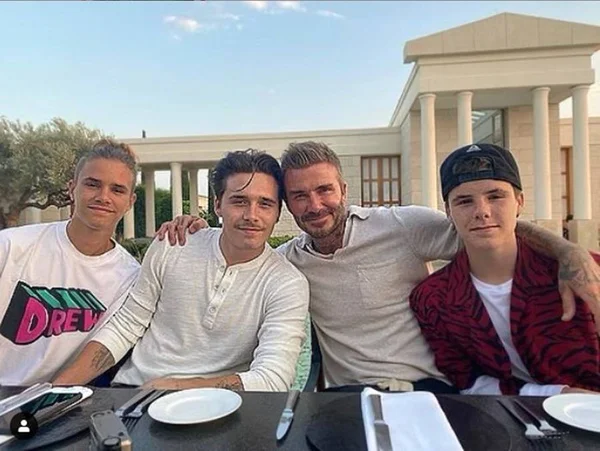 David Beckham posa com os filhos e semelhança impressiona