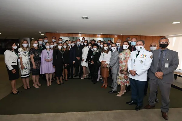 O presidente Jair Bolsonaro reunido com o suposto "gabinete paralelo"