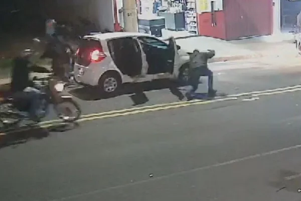 Imagem de câmera captando rua de noite - Metrópoles
