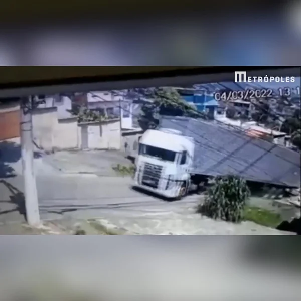 Homem é atropelado por caminhão e sai ileso