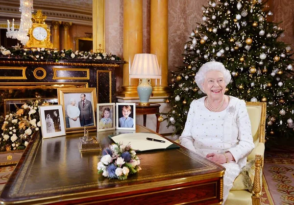 Saiba quantos looks a rainha Elizabeth II veste no Natal