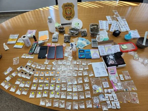 “Corretora do pó” é presa em flagrante montando kits de cocaína