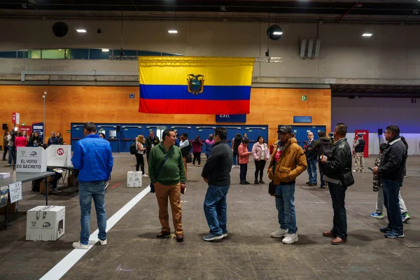 Imagem colorida de pessoas votando nas eleições presidenciais do Equador - Metrópoles