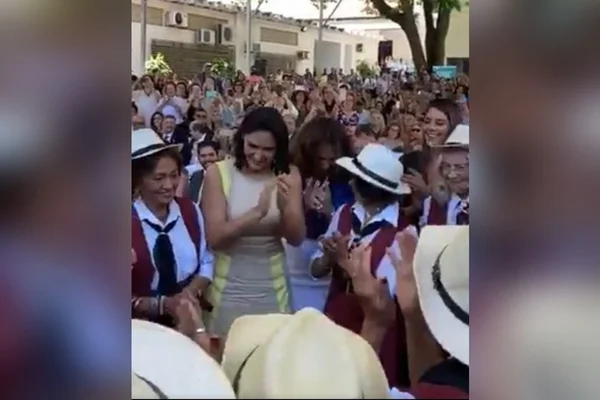 Com Bolsonaro na Arábia, Michelle tem dia de samba no Brasil